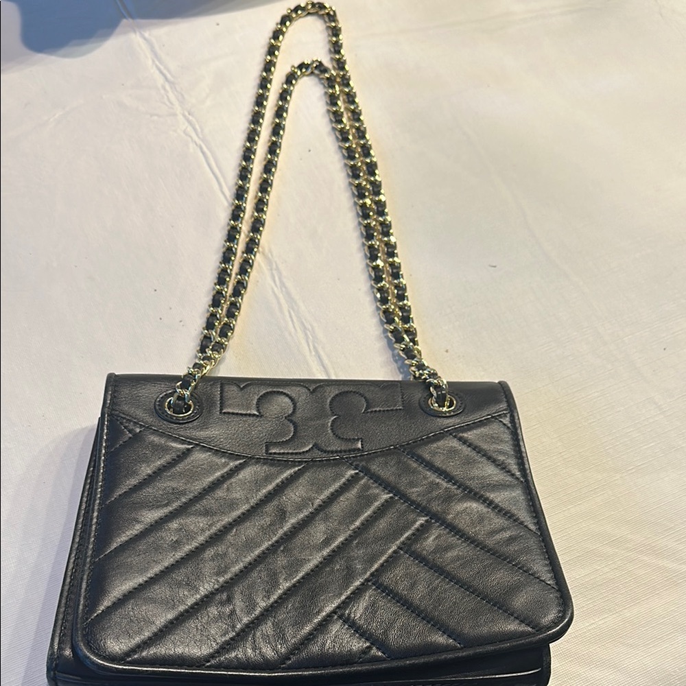 Chic Black Quilted Crossbody Bag with Chain Strap - Picture 2 of 4